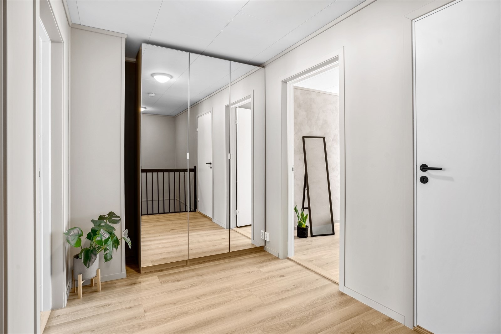 I trapperommet i andre etasje er det et stort garderobeskap med speilfronter som gir ekstra oppbevaring. Praktisk og pent! Galleribilde