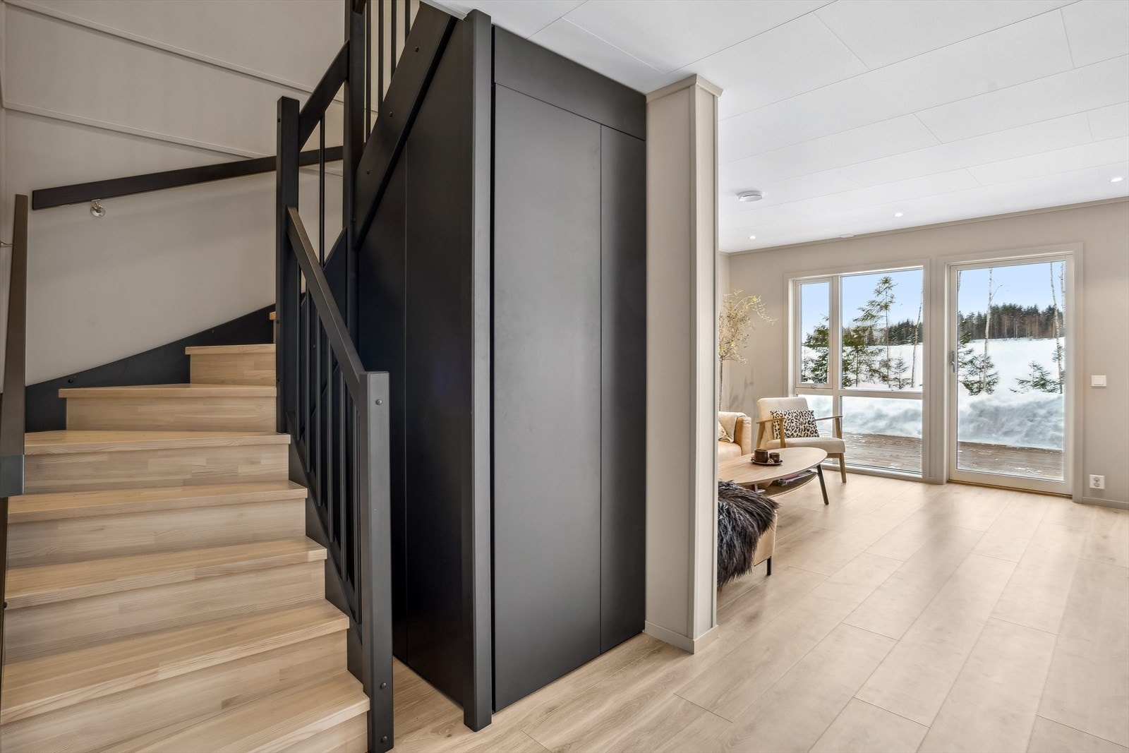 Alt er godt igjennomtenkt i denne boligen. Se også den smarte og elegante løsningen på den innvendige boden og trappen som får en fin overgang i samme stil. Eier gjorde også tilvalg med å tette trinnene. Galleribilde