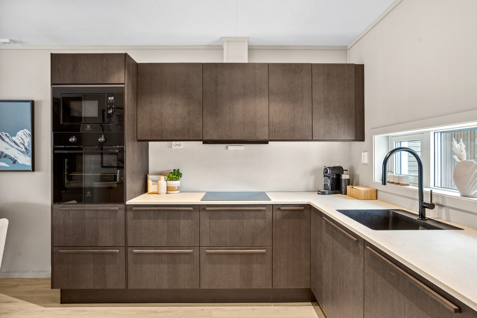 Kjøkkenet har integrerte hvitevarer som komfyr, induksjonstopp, micro, oppvaskmaskin og kombinert kjøl/frys. Galleribilde