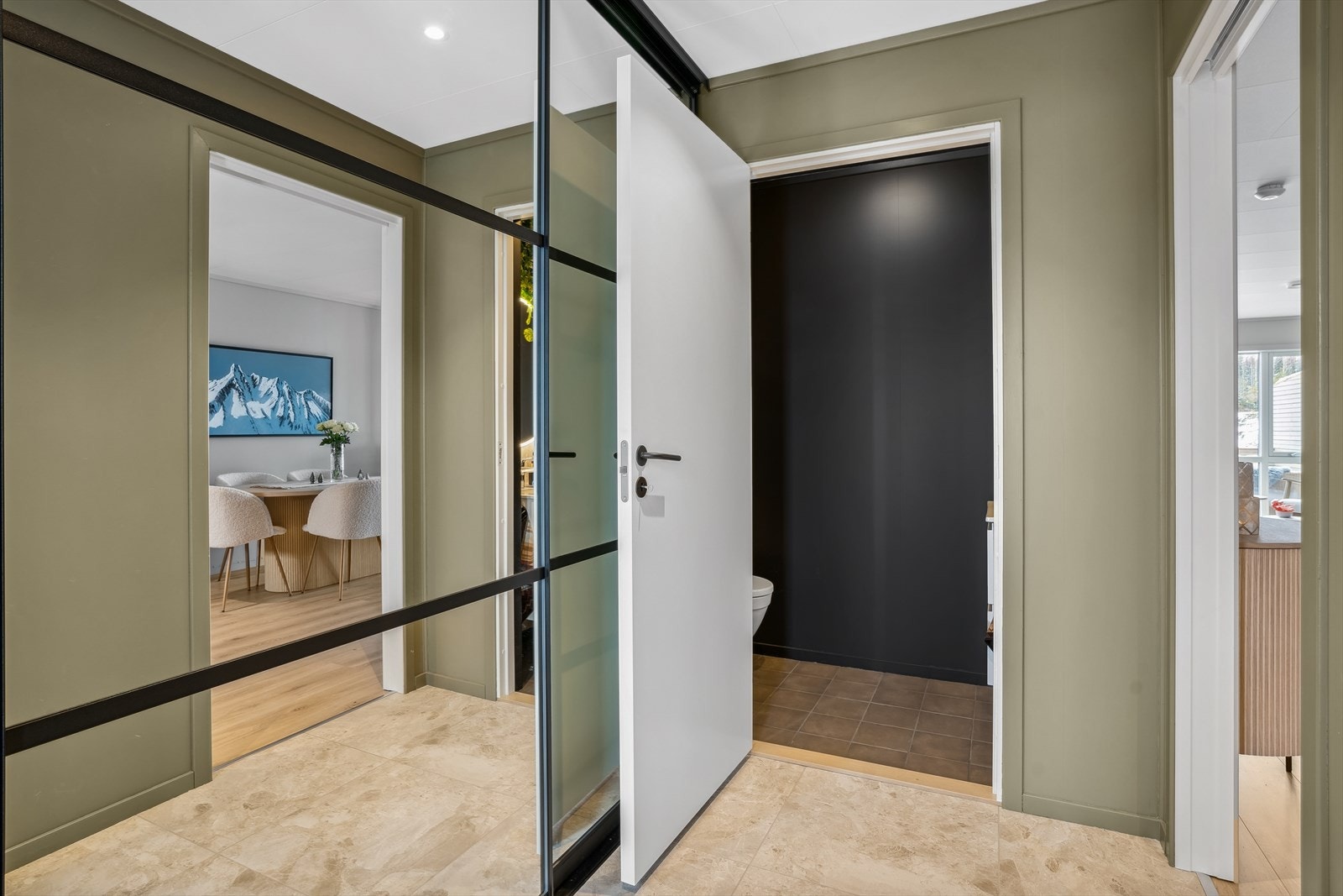 Det er montert en stor, praktisk skyvedørsgarderobe som gir godt om plass til ytterklær- og sko. Galleribilde