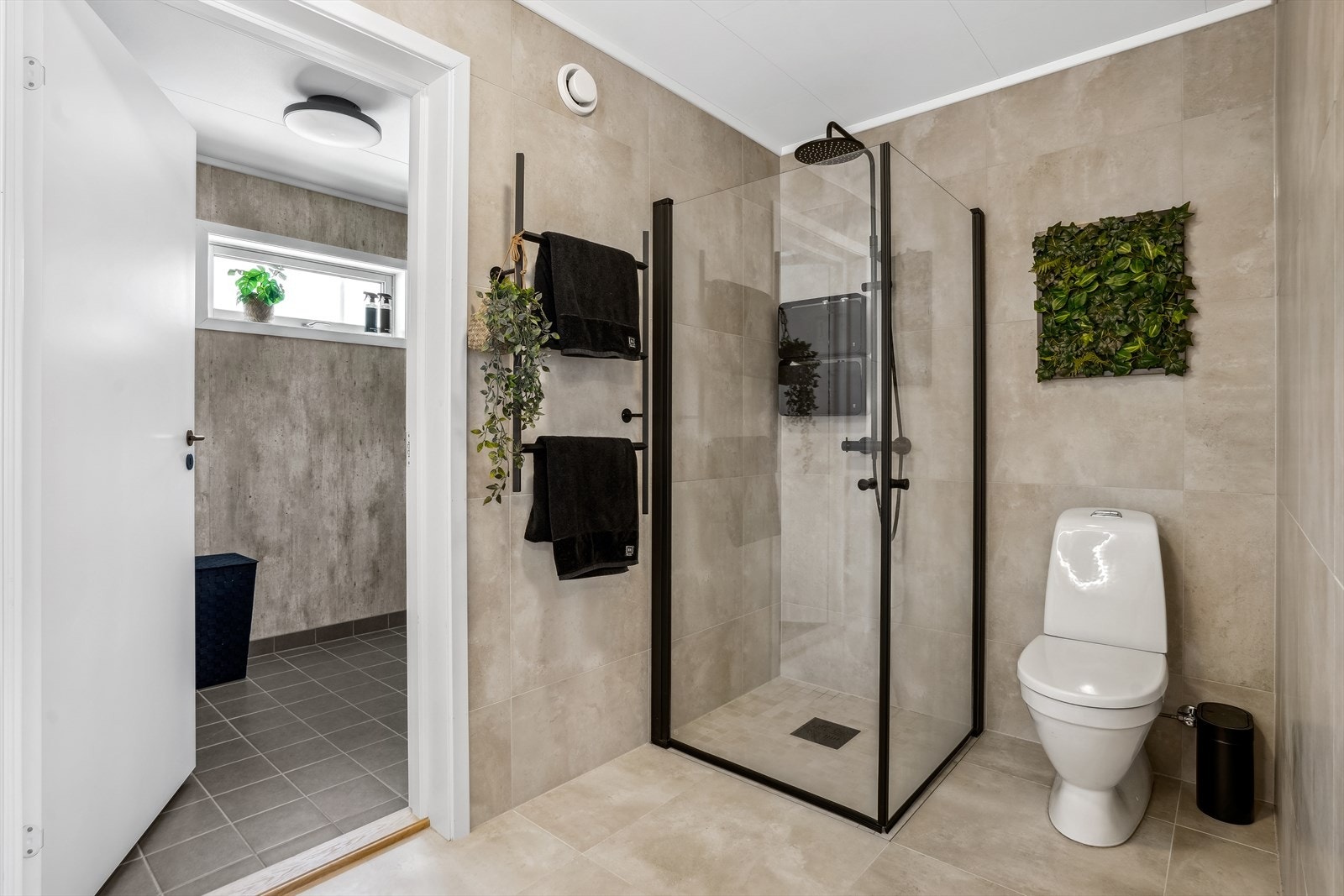 I andre etasje er det et nydelig baderom med sorte detaljer. Fra baderommet er det rett inn til vaskerommet. Galleribilde