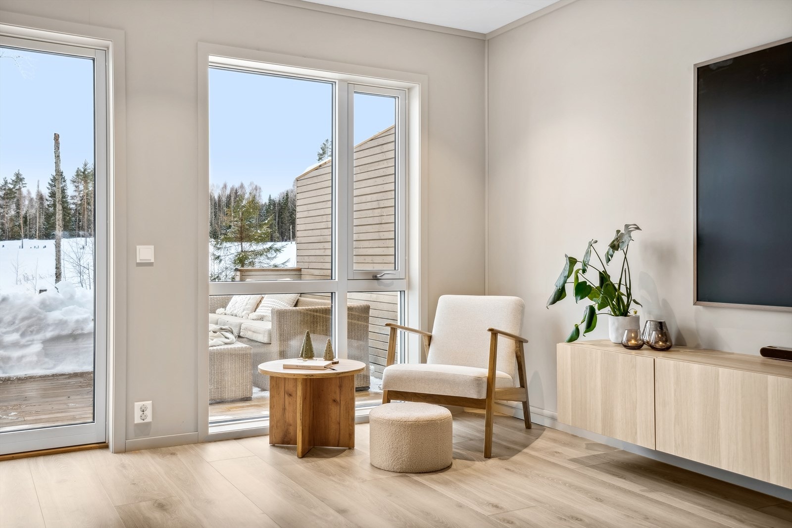 Fra stuen er det adkomst ut mot en stor, flott markterrasse. Herifra har selger tatt på seg ski og gått rett ned til skiløyper. Galleribilde