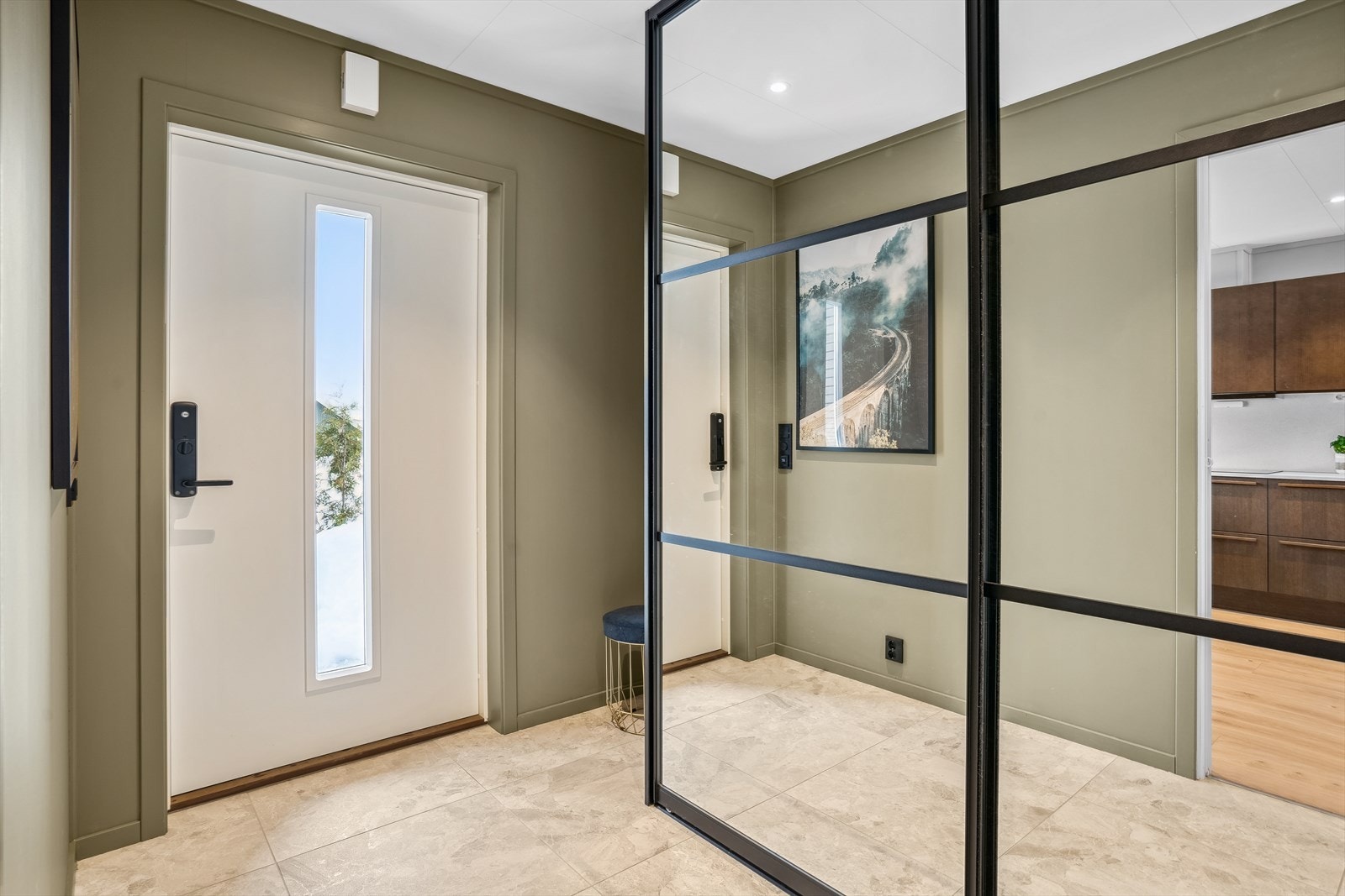 Velkommen inn til en lun og delikat entré. Her har bla. eier gjort tilvalg med nydelige fliser på gulv og malt veggene. Gulvet er supplert med gulvvarme. Galleribilde