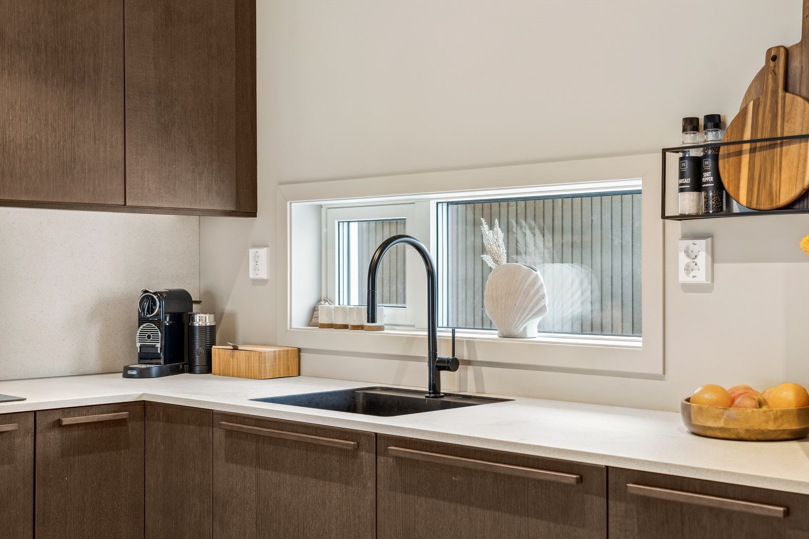 Underlimt oppvaskkum av kompositt med ett greps blandebatteri. Blandebatteriet har også uttrekkbar tut. Galleribilde