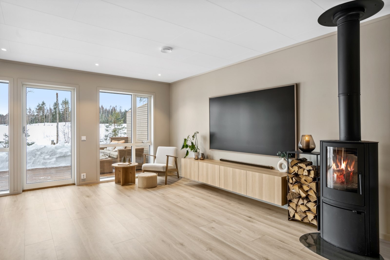 I stuen er det montert en peisovn for ekstra varme og hygge. Galleribilde