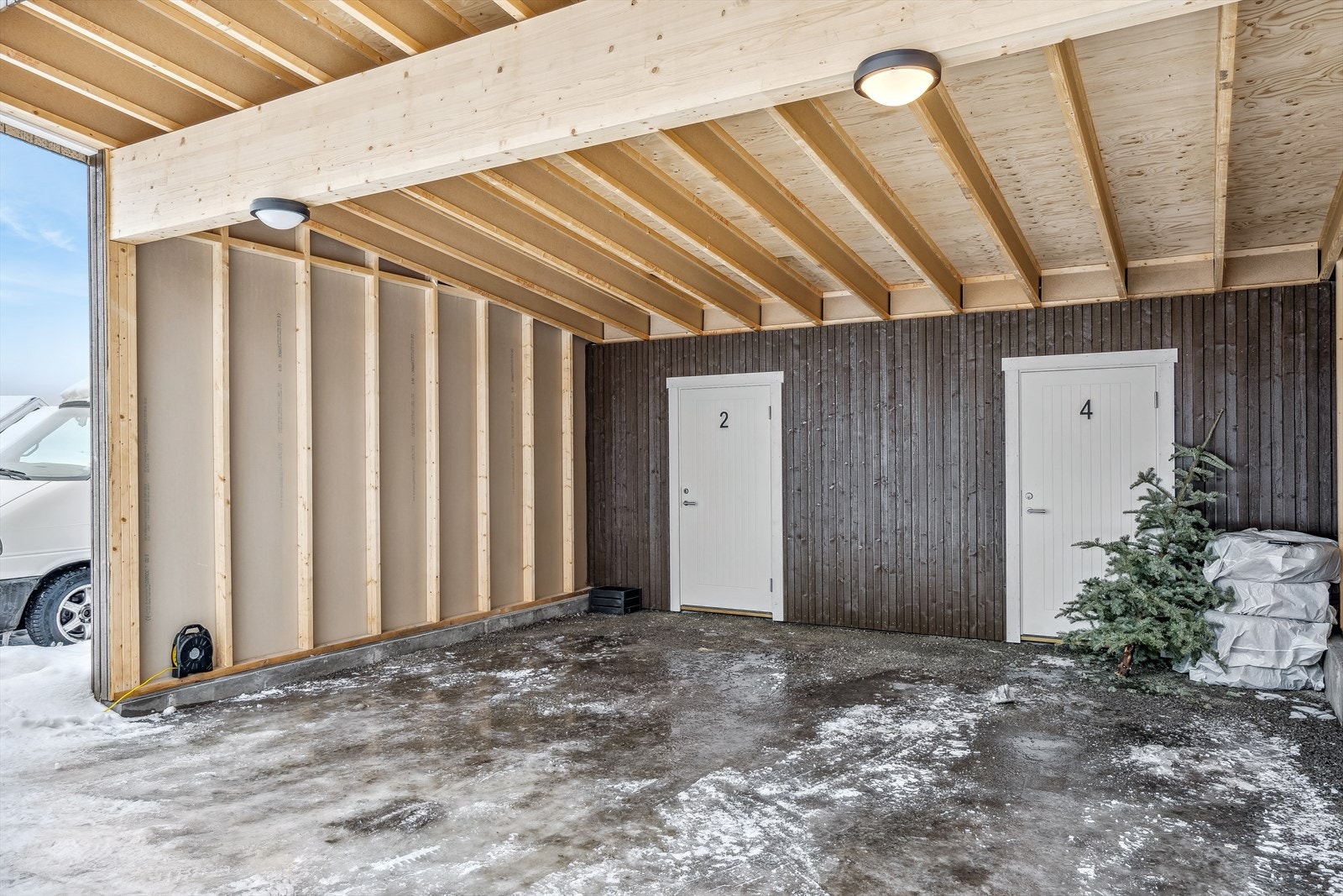 Det følger en parkeringsplass i carport (nr 2) med tilhørende bod foran plassen. Galleribilde