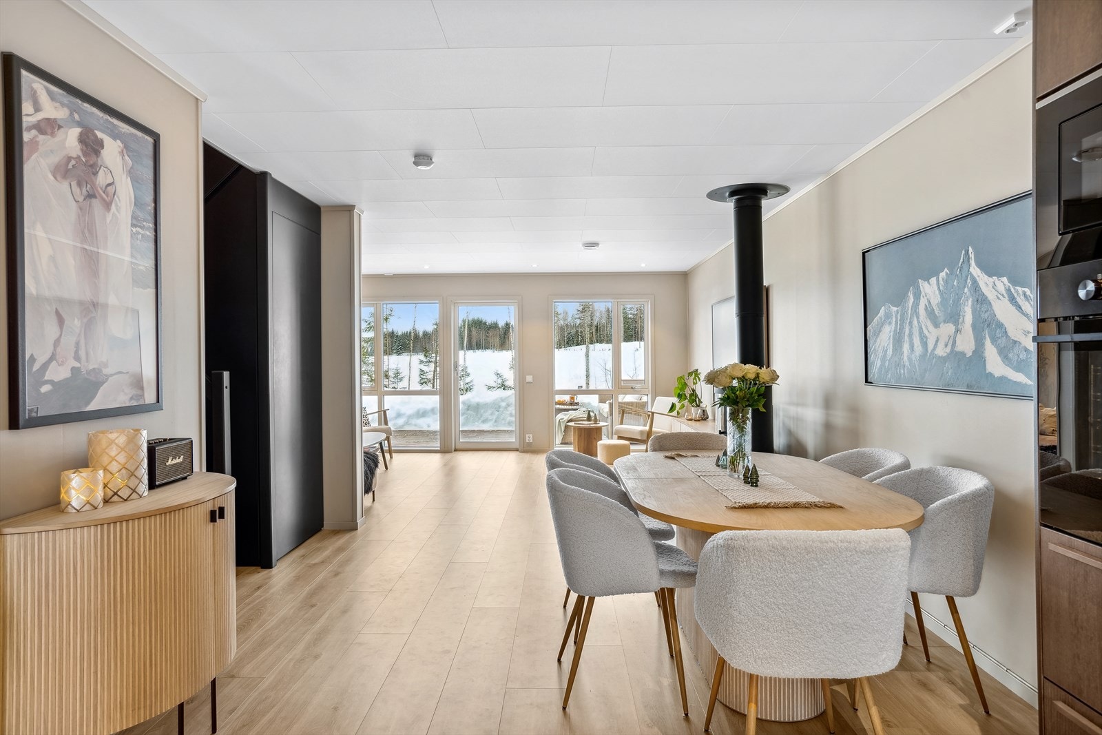 Alle rom i eiendommen er malt. De har valgt en nydelig fargepalett som harmonerer fint mot 1-stavs laminatgulvet. Galleribilde