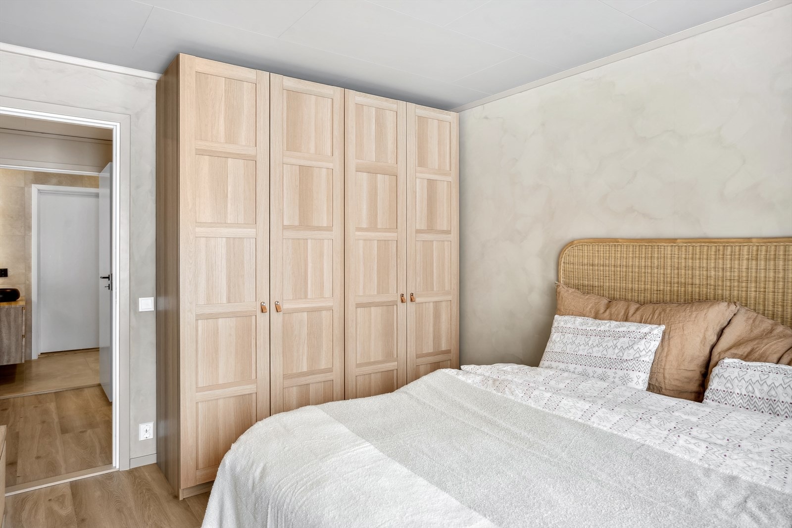 Her er det montert et pent og praktisk garderobeskap (PAX). Galleribilde