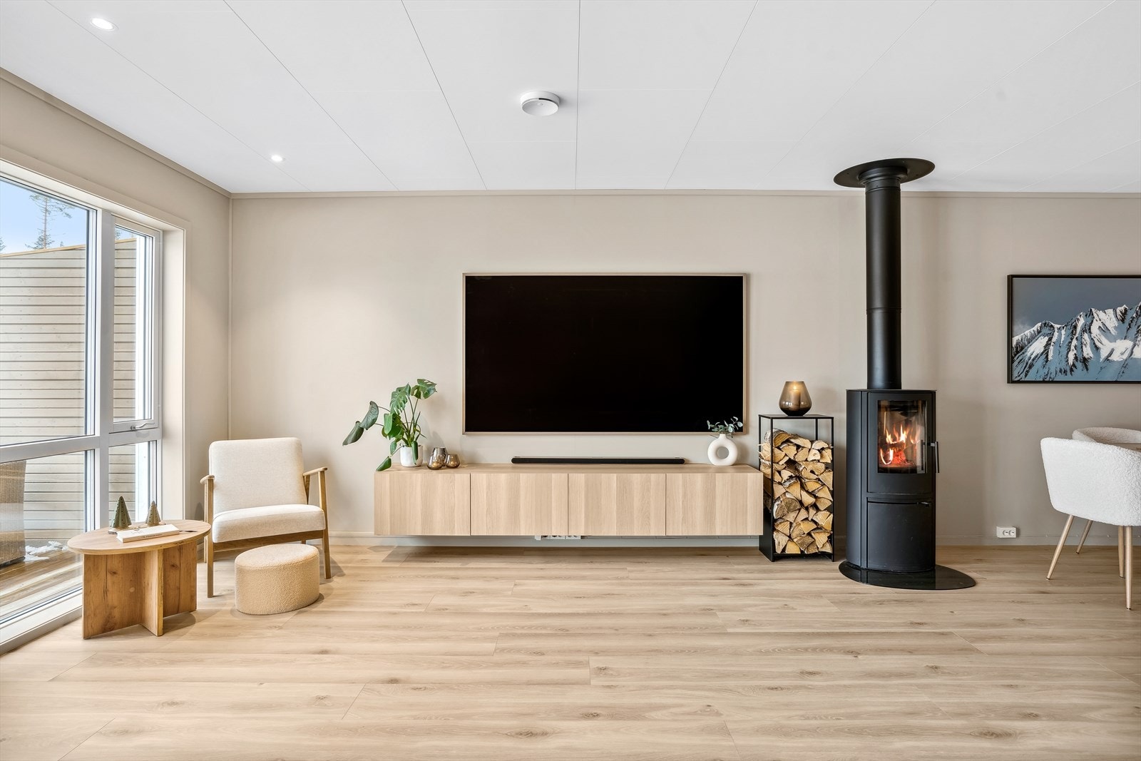 Møblene er kjøpt med tanke på dette huset og det kan selges ved en egen avtale med selger. Galleribilde