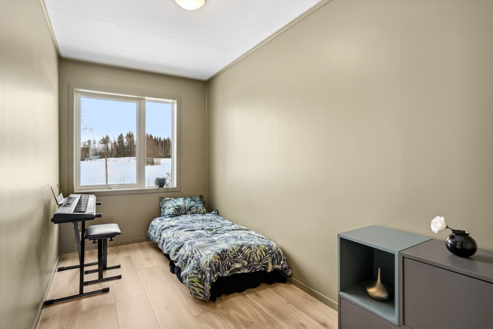 Det andre soverommet er malt i en harmonisk grønnfarge. Galleribilde