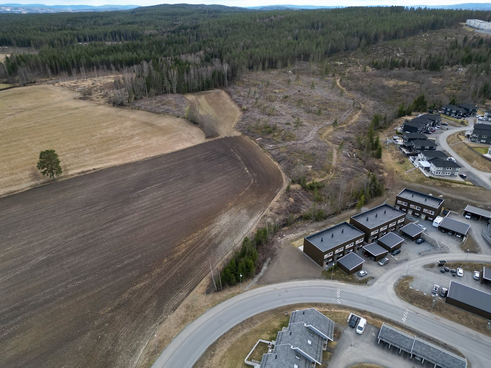 Legg merke til hvor enkel tilgang det er til turstier fra eiendommen! Galleribilde
