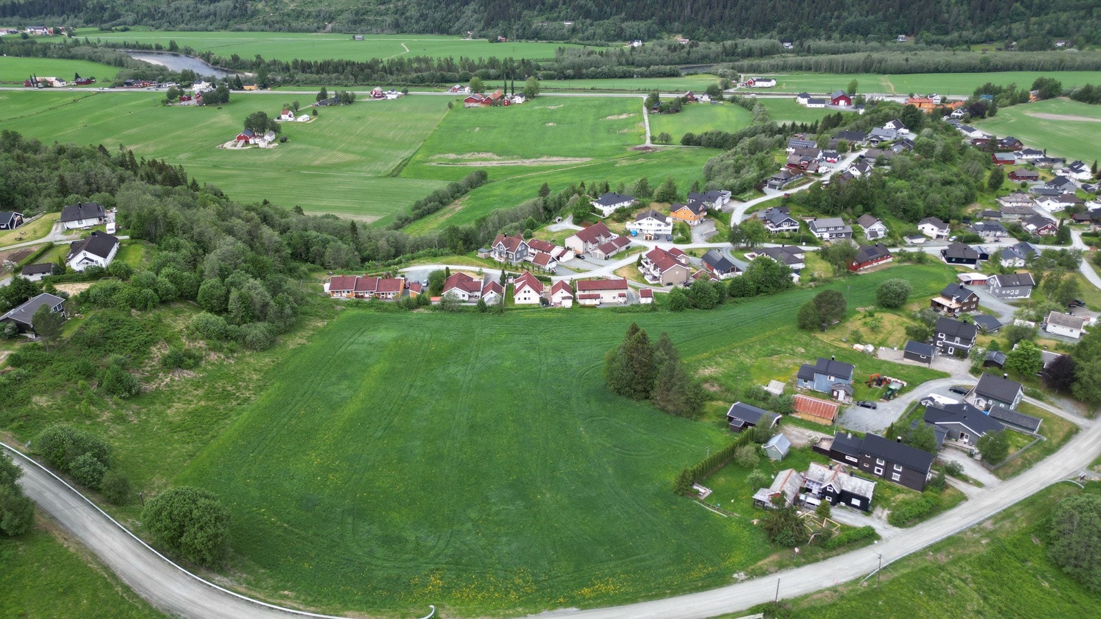 Eiendommen omfatter gnr. 215 bnr. 13 og gnr. 214 bnr. 18. Galleribilde