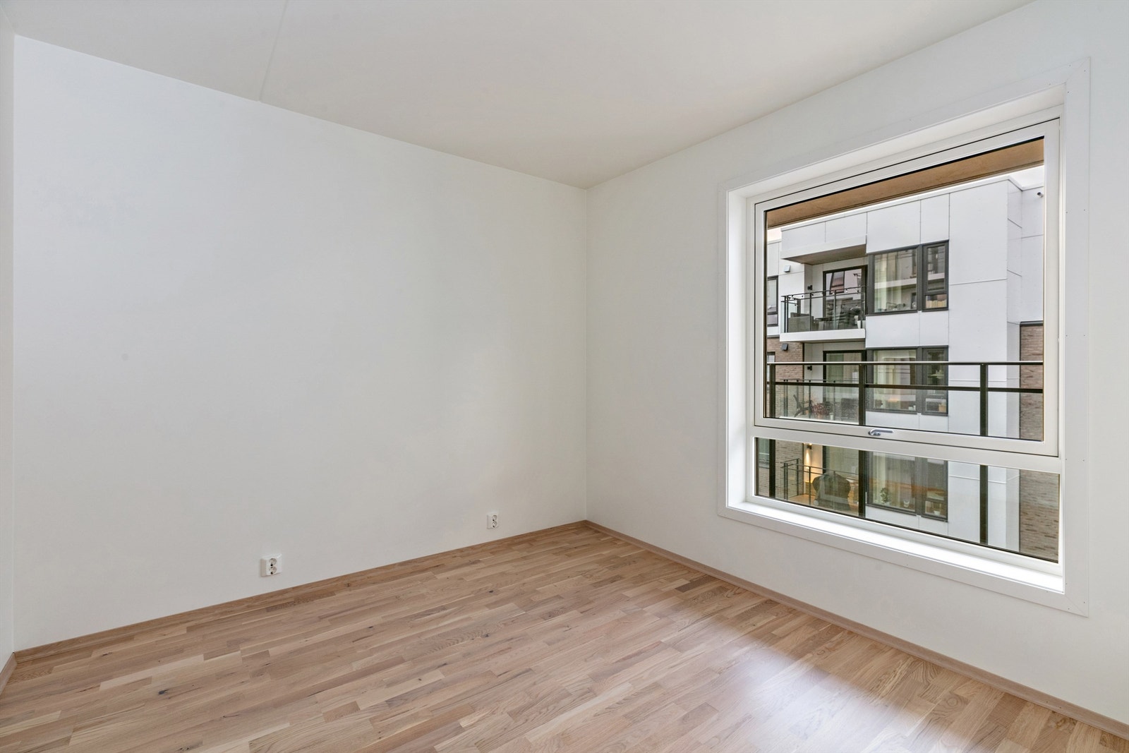 Soverom med plass til seng og garderobeskap. Galleribilde