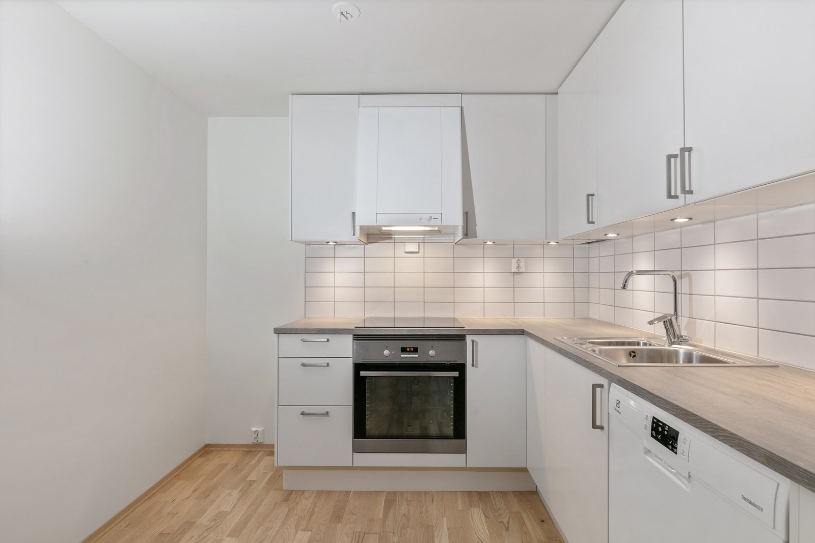 Meget pent kjøkken med innredning fra Sigdal. Galleribilde