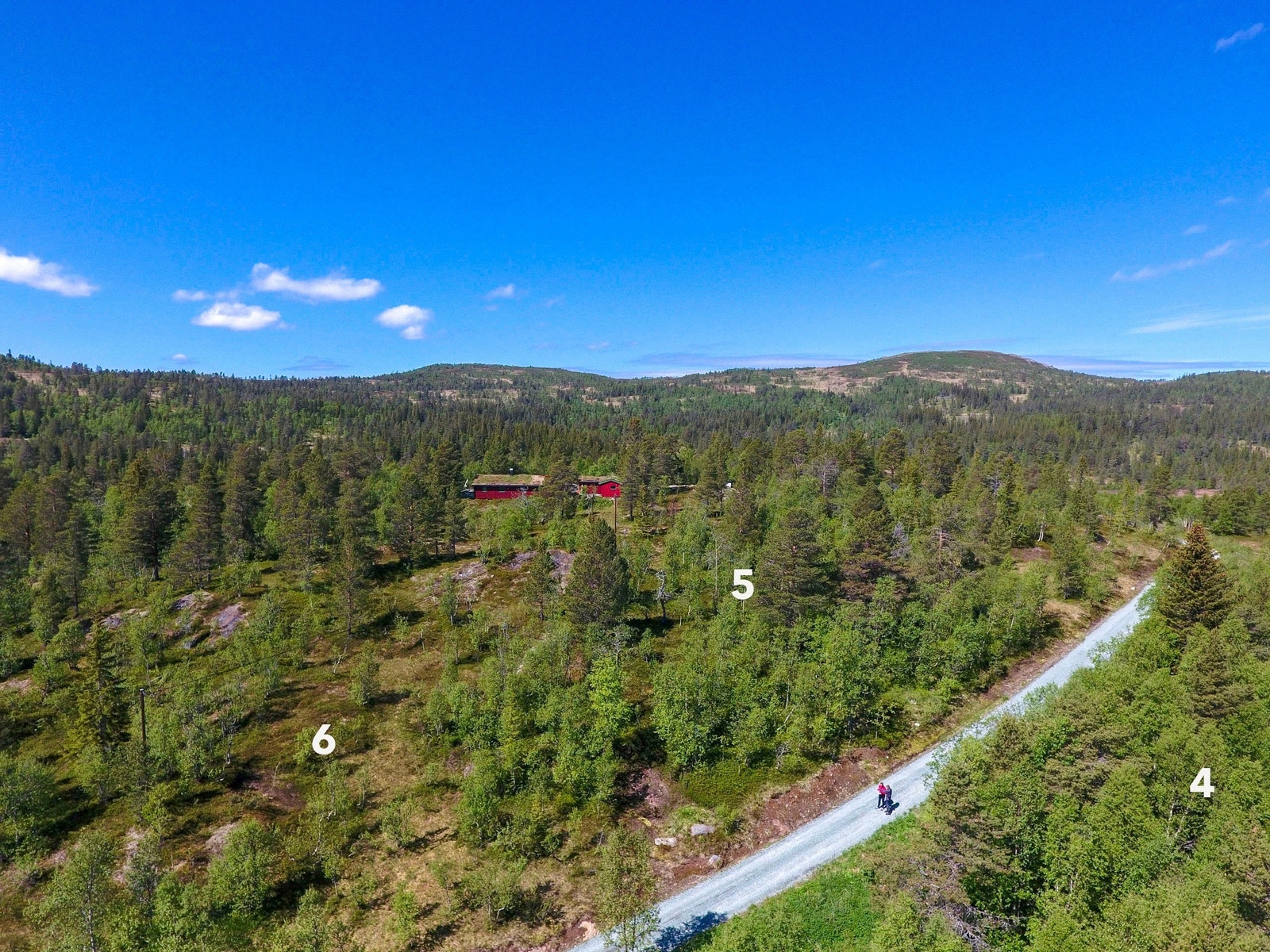 Enlihaugen hytteområde er tilgjengelig året rundt. Igjennom vinterhalvåret brøytes det etter avtale med hytteeierne Galleribilde