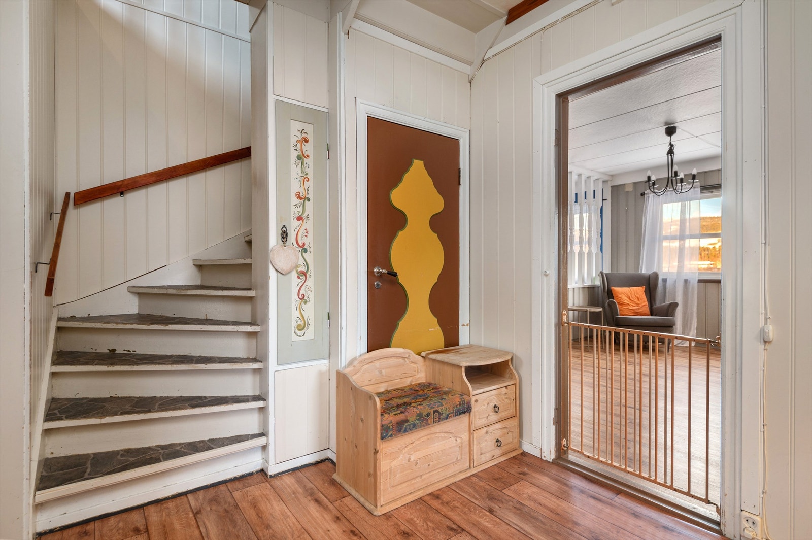 Huset ble oppført i 1938, og tilbygd i 2008. Legg merke til det rosemalte veggskapet ved trappa - et trivelig tidsvitne fra opprinnelsen. Galleribilde