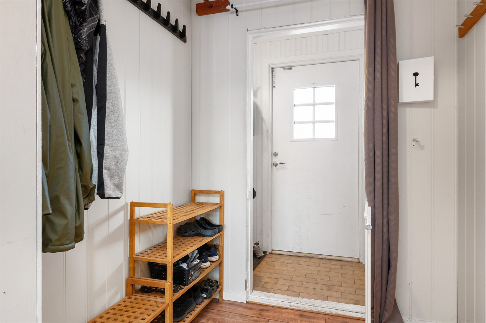 Både hus og utendørsareal er stort, og boligarealet måler til sammen 285 kvm. Galleribilde