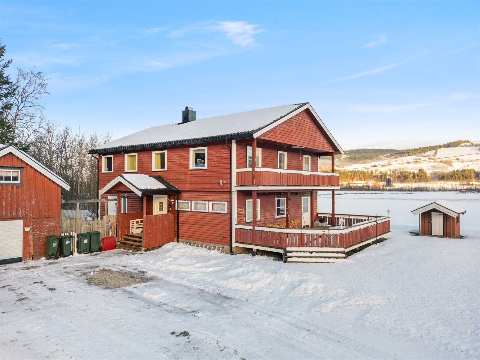Boligen har gode solforhold og godt med plass rundt veggene. Galleribilde