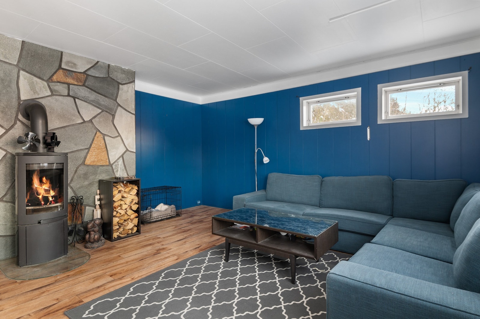 Hovedkilder for oppvarming er peisovn og varmepumpe. Galleribilde