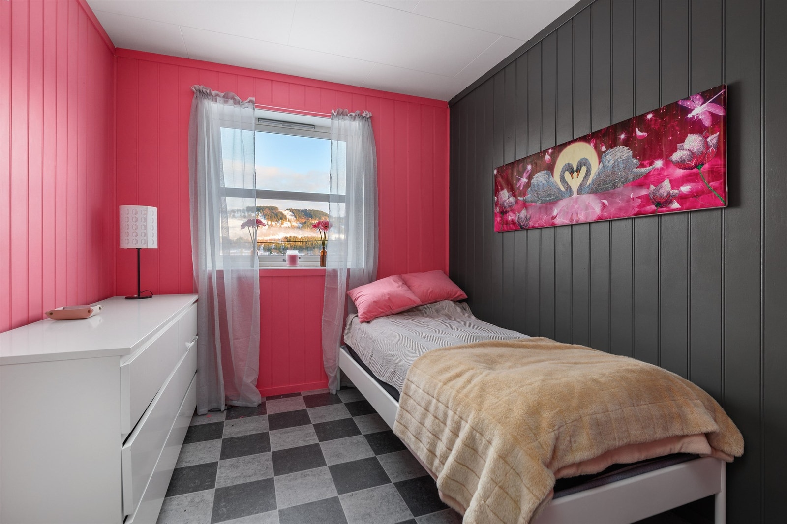 Boligen har til sammen seks soverom (hvorav fem er godkjent). Galleribilde