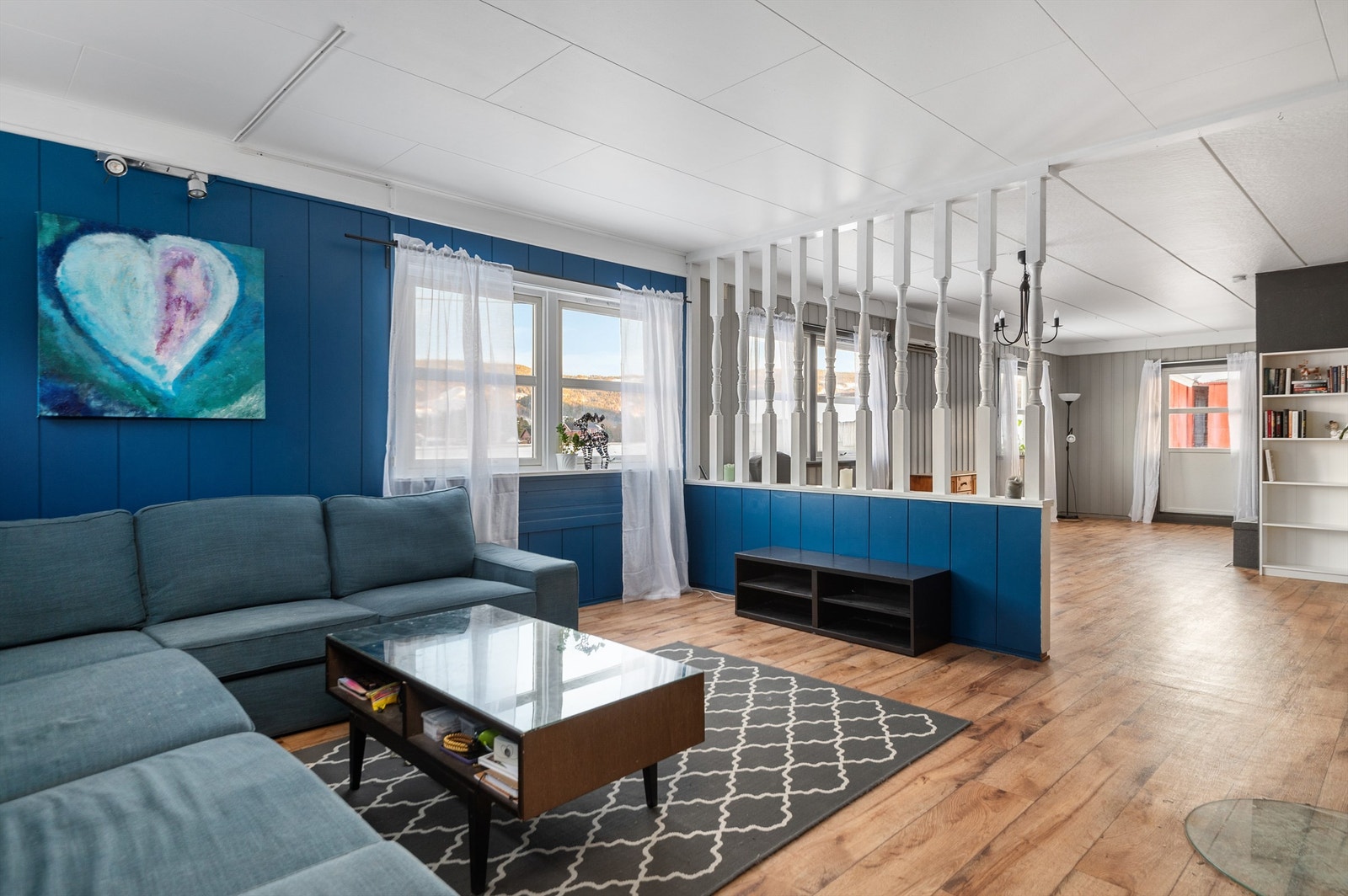 De aller fleste veggene innvendig er malt opp siden nåværende eier overtok i 2021. Galleribilde