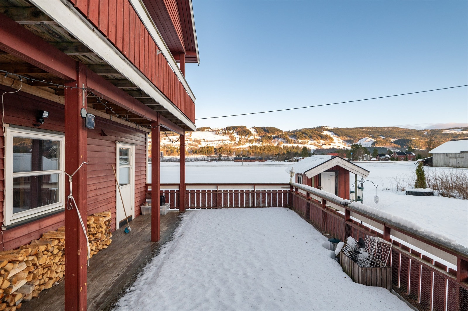 Første etasje har en stor veranda på ca. 43 kvm. Galleribilde