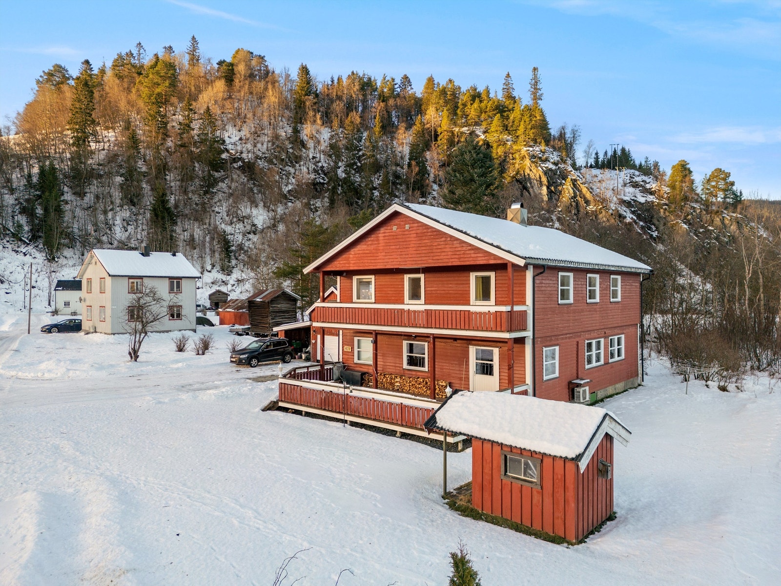Det er lettvint tilgang til fine turområder i gangavstand fra huset. Galleribilde
