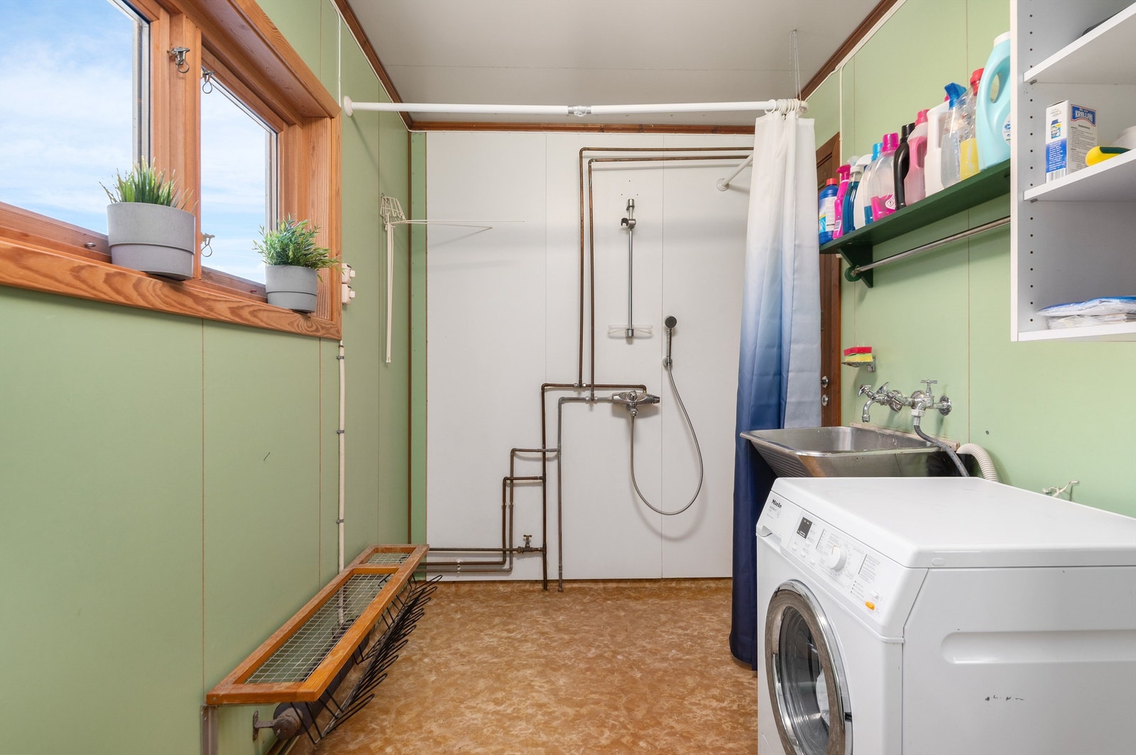 Vaskerom; 6,5 kvm. Rommet har egen inngangsdør, foruten døra inn til badet. Galleribilde