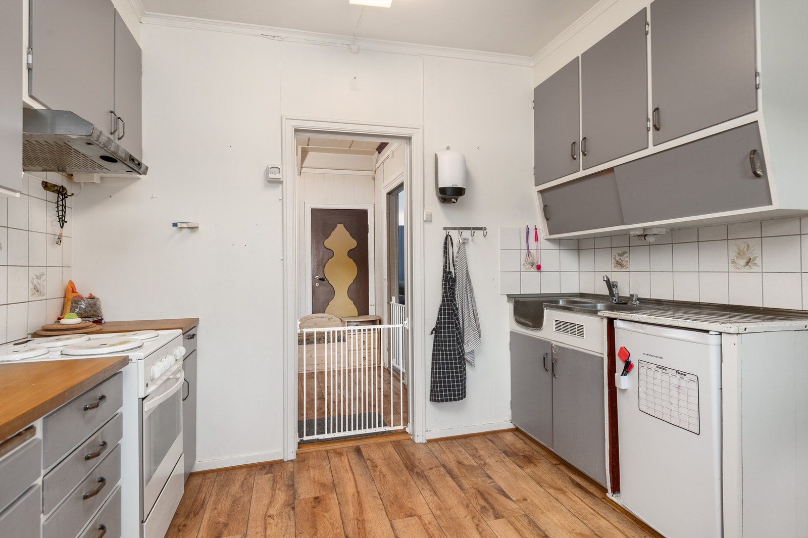 Gangen i første etasje binder sammen stue, kjøkken, trapperom og et soverom (ikke godkjent). Galleribilde