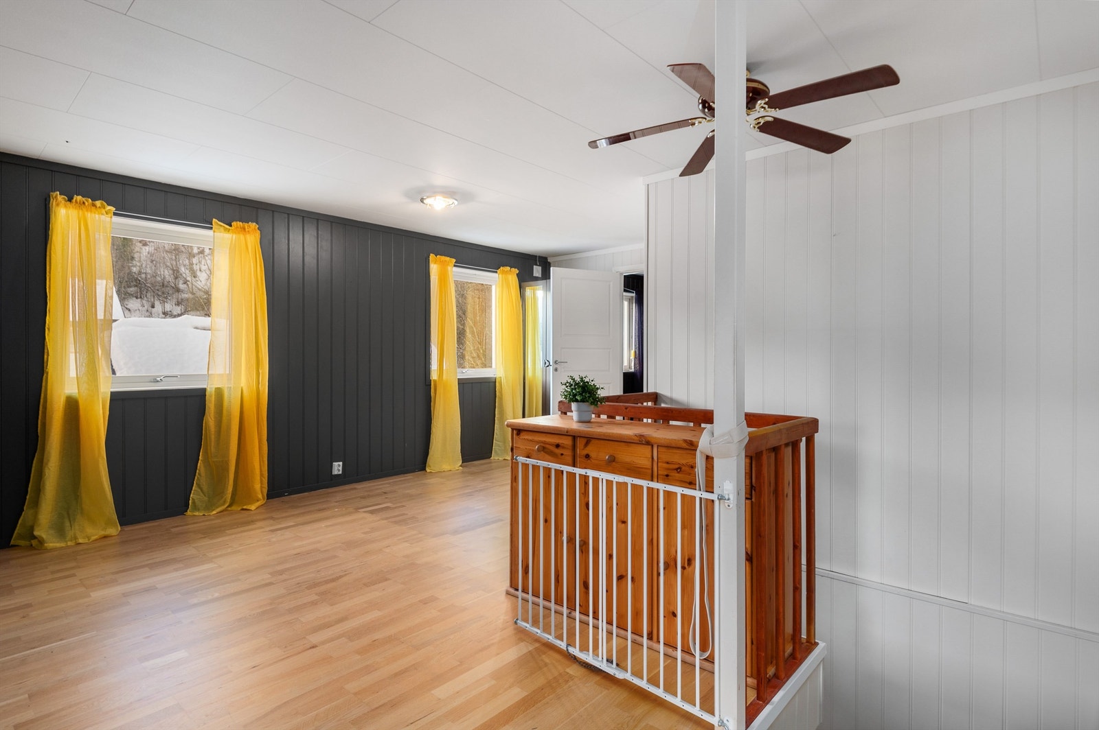 Andre etasje har et stort stue-og gangområde på ca. 44 kvm. Galleribilde