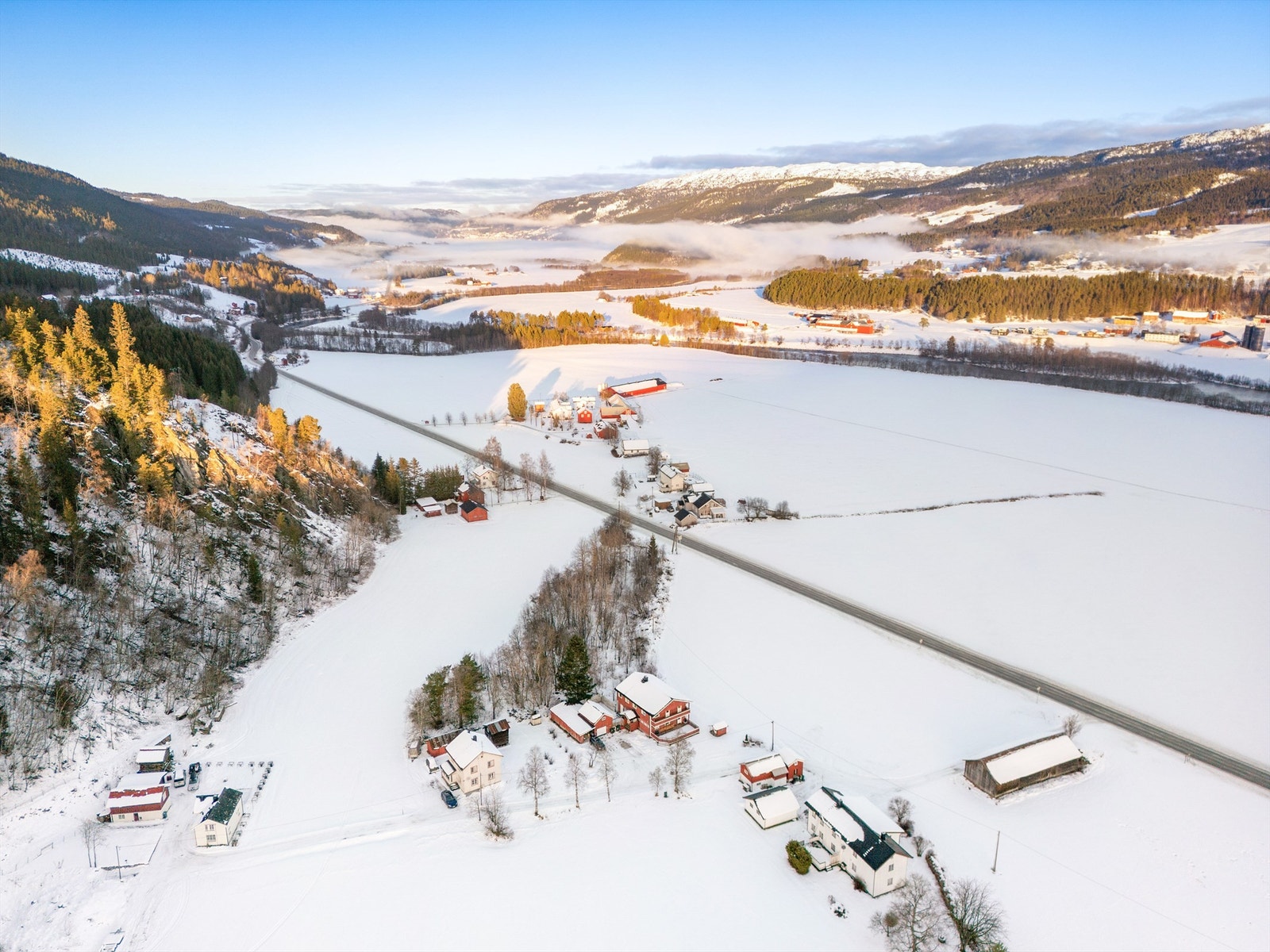 Gården som vises ca. midt i bildet tilbyr diverse gårdsutsalg. Det er også en gård i nærheten av butikken som tilbyr melkeutsalg. Galleribilde