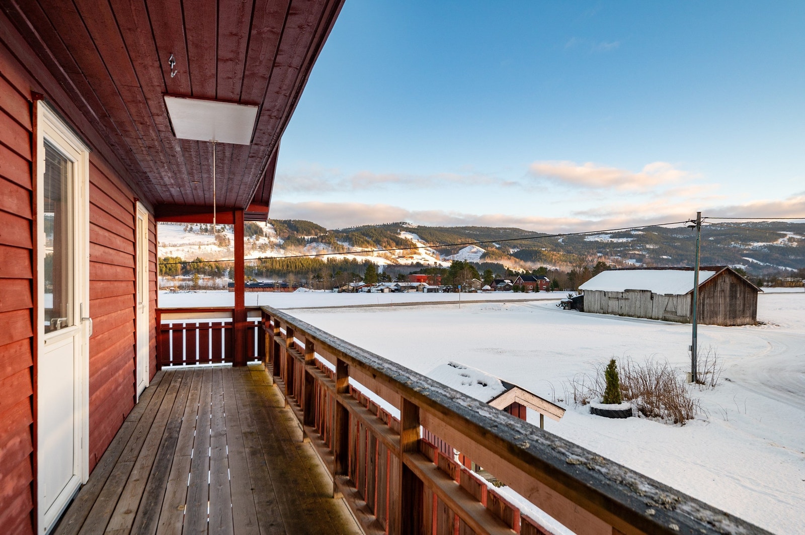 Både hovedsoverommet og stua/gangen har adkomst til en solrik veranda under tak. Loftsarealet benyttes i dag som lagringsplass, med adkomst via luke fra verandaen. Galleribilde