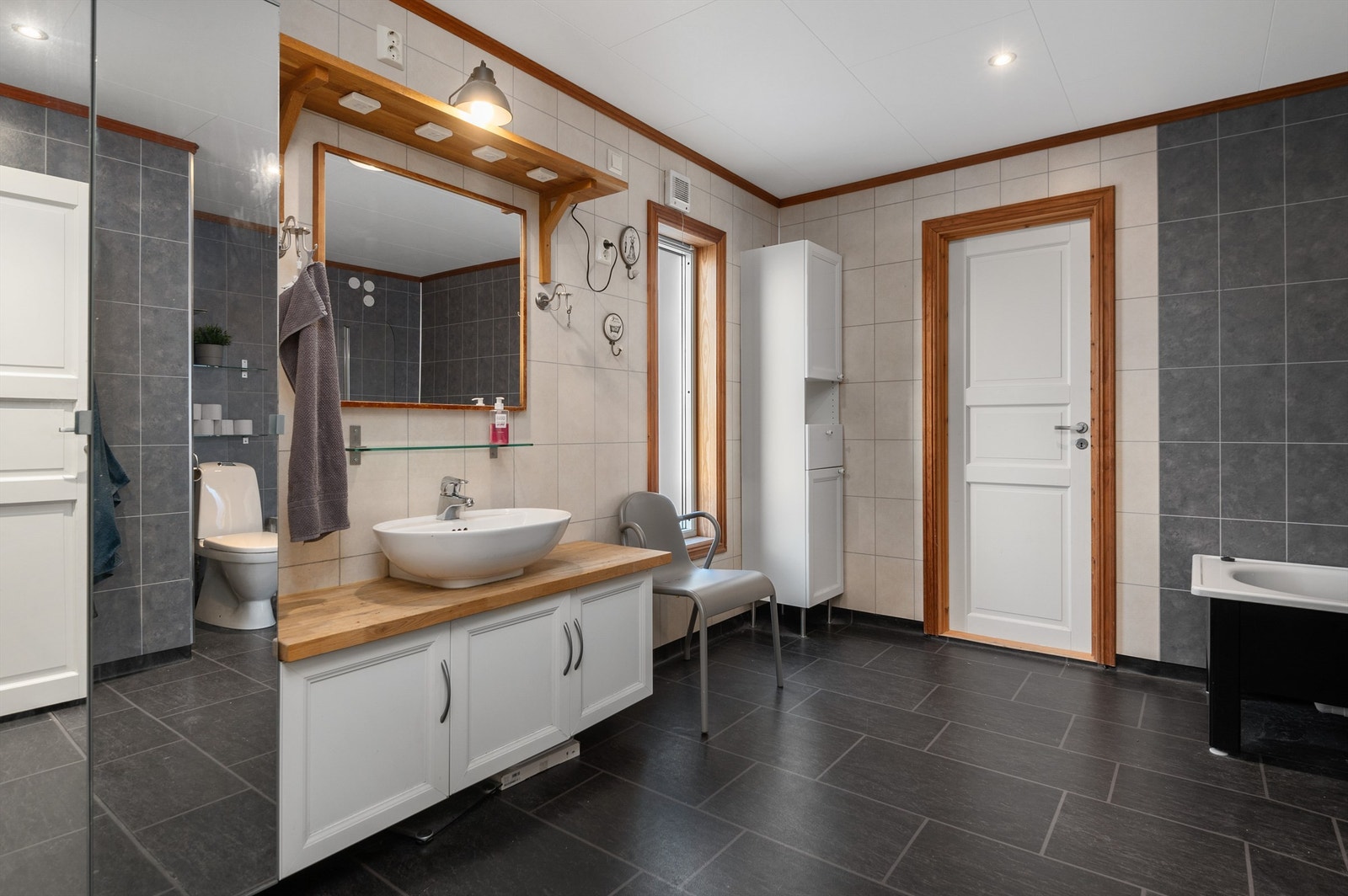 Første etasje har et stort baderom på ca. 11 kvm. Galleribilde