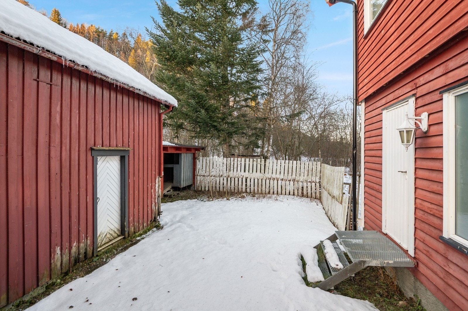 Bildet viser vaskeromsinngangen og deler av utendørsarealet mot garasje/bod. Galleribilde