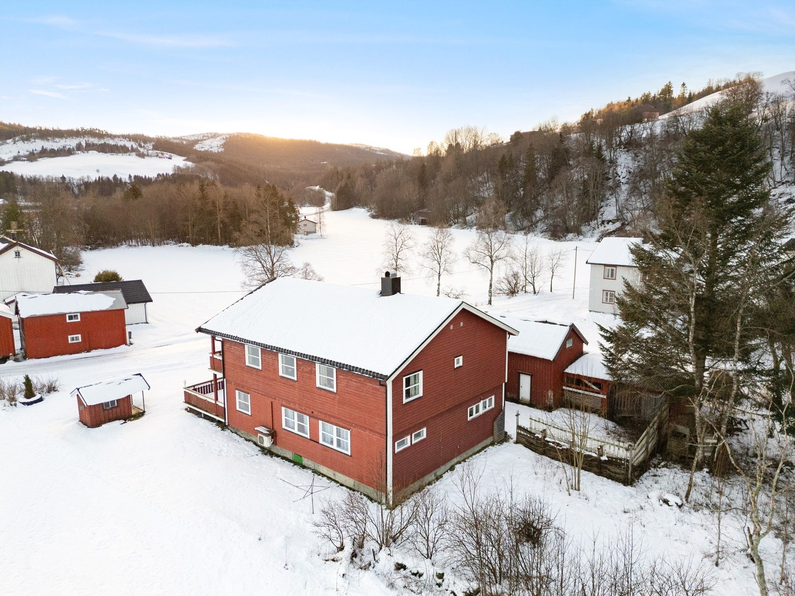 Det er også kort vei til et vakkert fjellterreng, og med kun en liten biltur når man flere av de populære utfartene i Trollheimen. Galleribilde