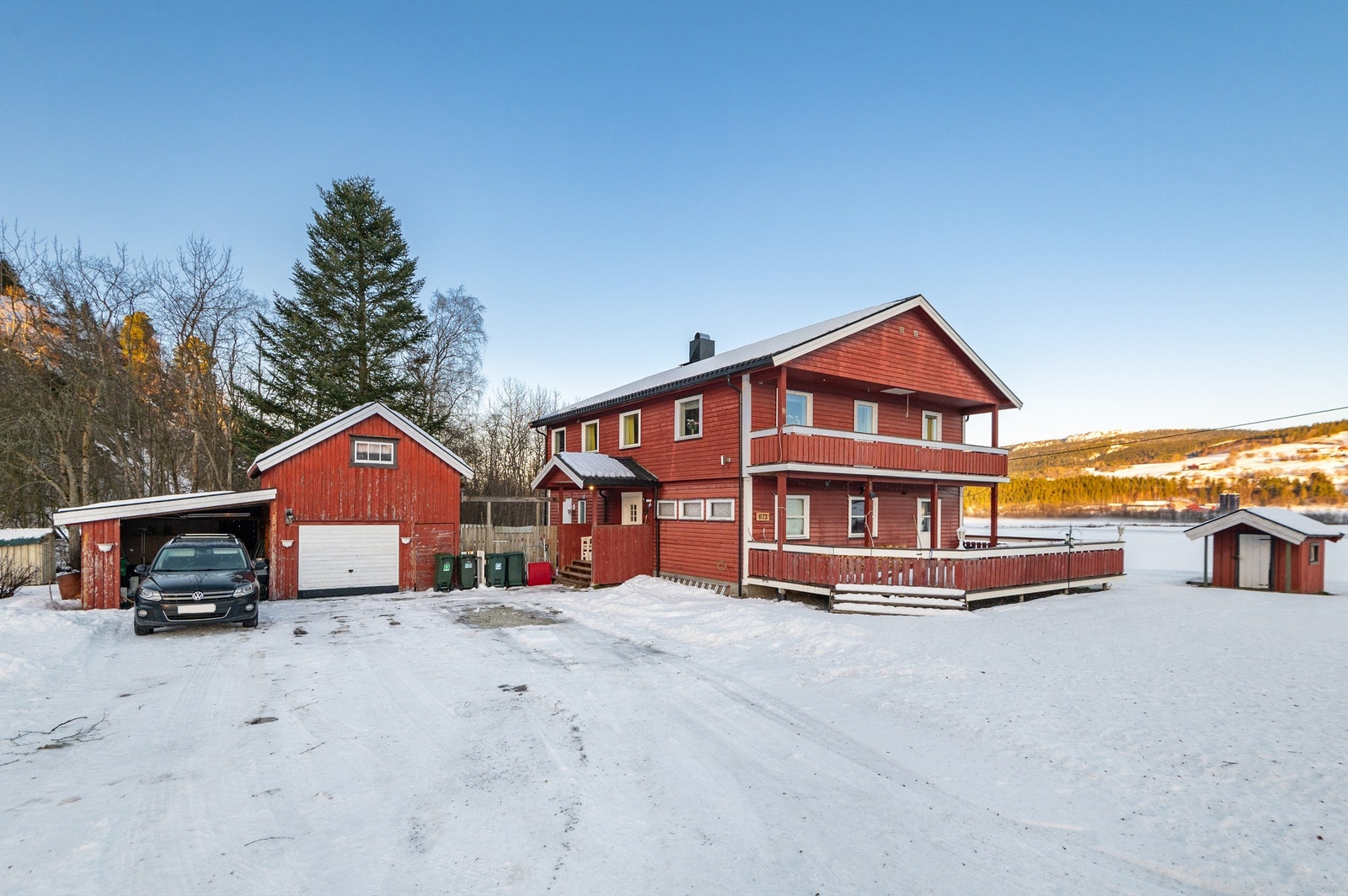 Tomta måler 996 kvm, og er opparbeidet med grus, plenareal og diverse beplantning. Galleribilde