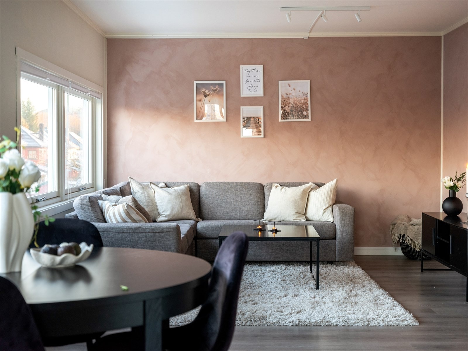 Felleskostnader inkl. kabel-tv, internett, renter, avdrag, drift/vedlikehold, strøm fellesareal, kommunale avgifter, felles bygningsforsikring, vaktmestertjenester, styre- og forretningsførerhonorar. Galleribilde