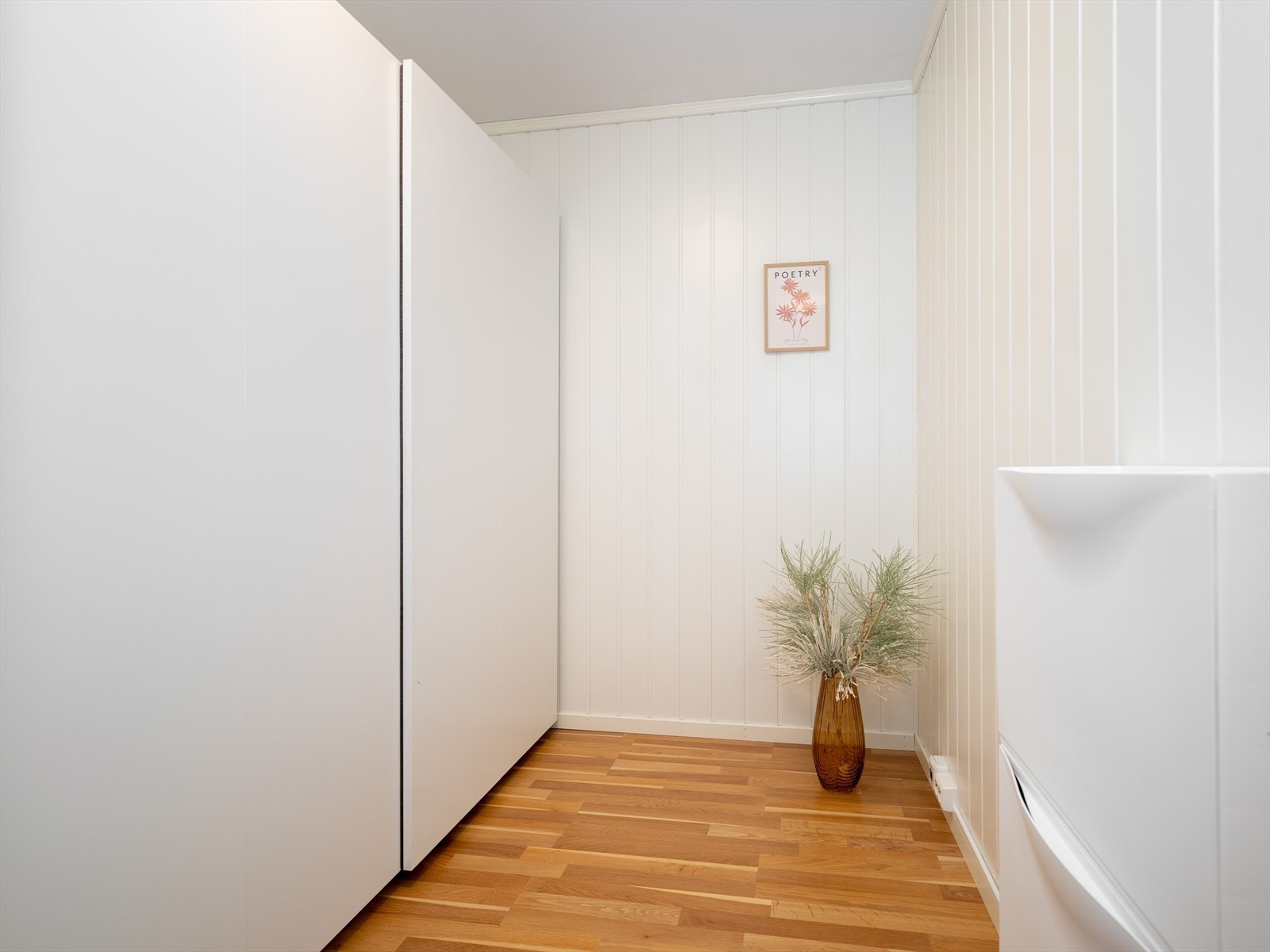 Rett innenfor inngangsdøren har man et praktisk omkledningsrom på 4.6 kvm. Galleribilde