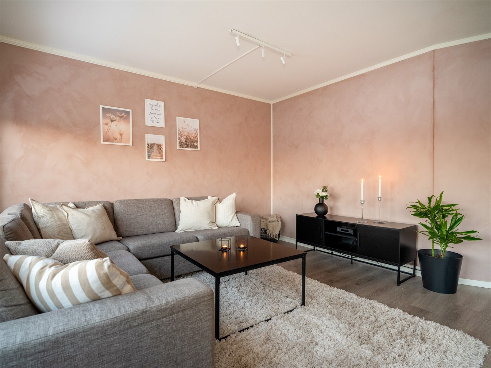 Leiligheten holder en gjennomgående god og innflytningsklar standard. Galleribilde