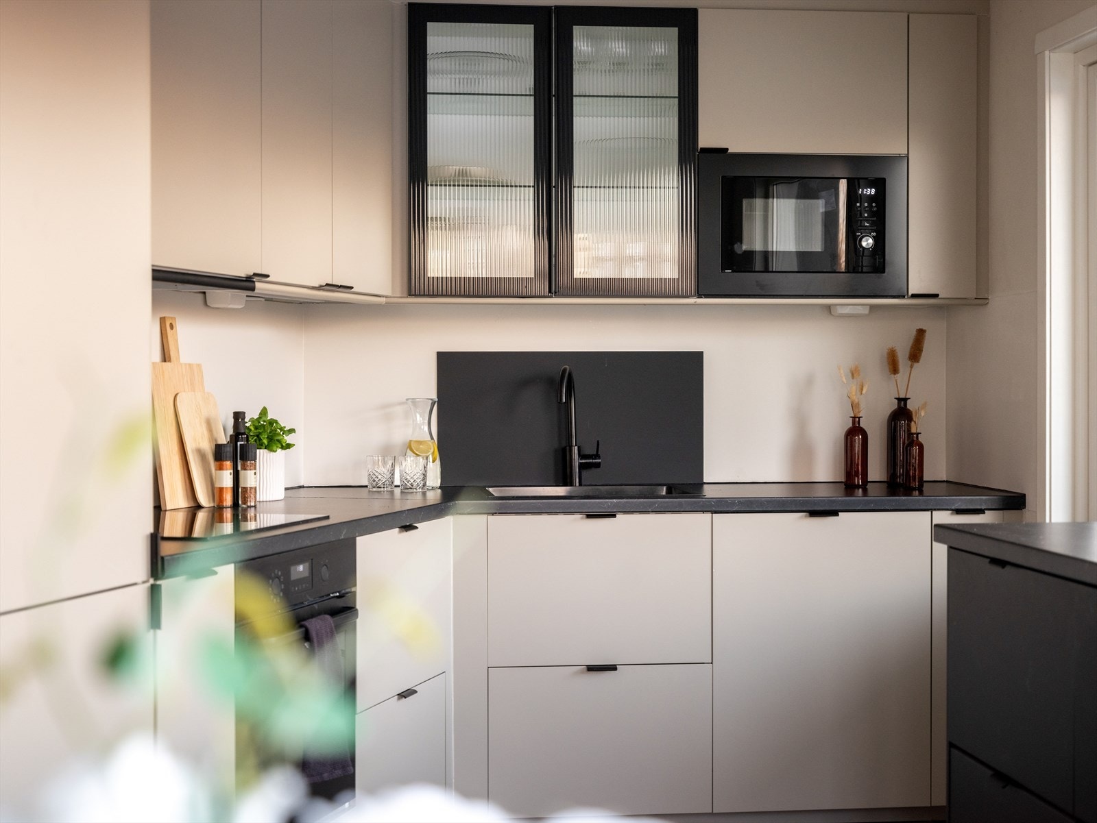 Integrerte hvitevarer medfølger handelen. Galleribilde