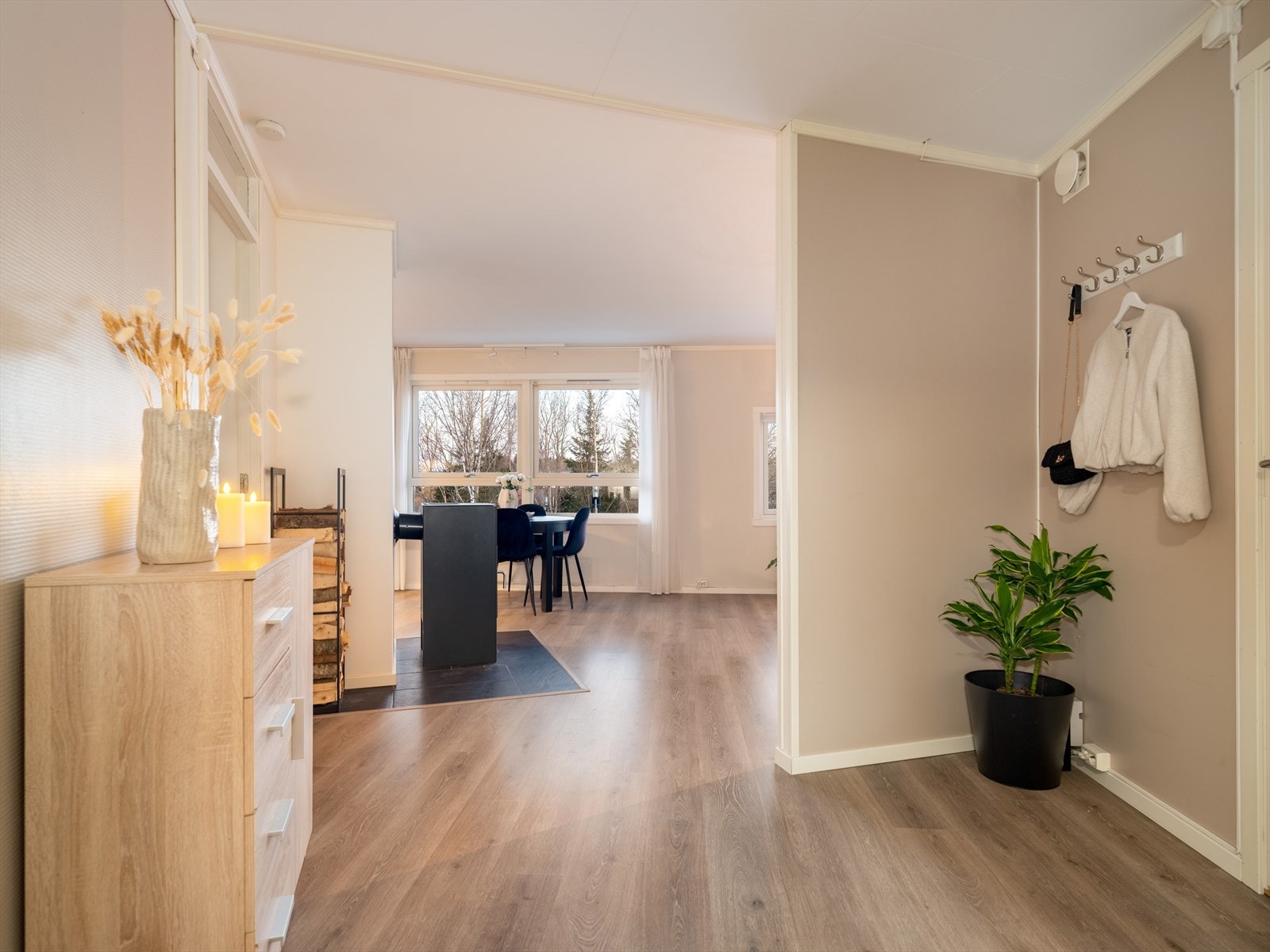 Velkommen inn! Leiligheten ligger i byggets 3. etasje og inneholder: entré, gang, stue, kjøkken, bad, soverom og balkong. Galleribilde