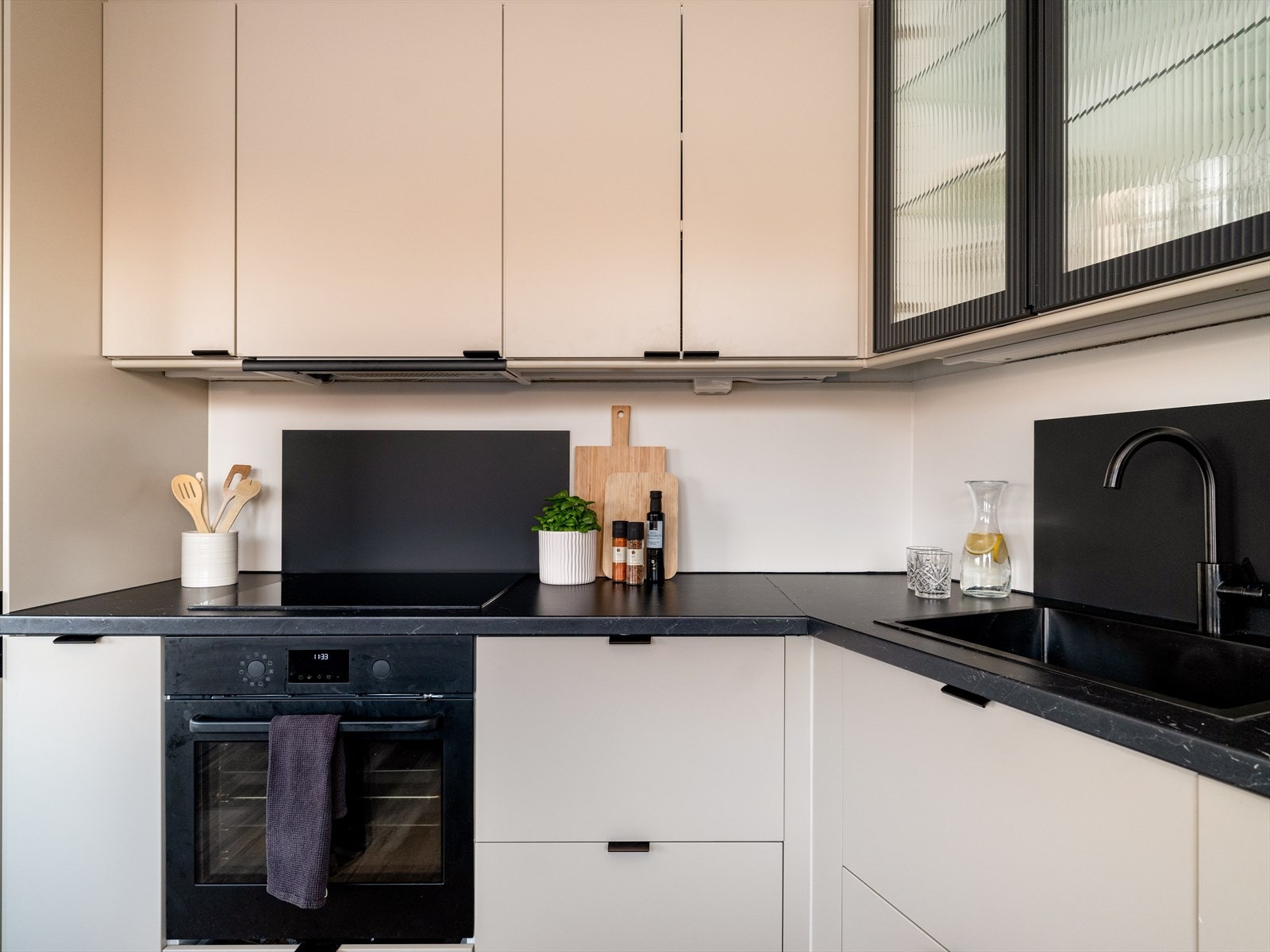 Kjøkkenet er flunkende nytt i 2024. Lekre fargevalg og praktiske løsninger. Galleribilde