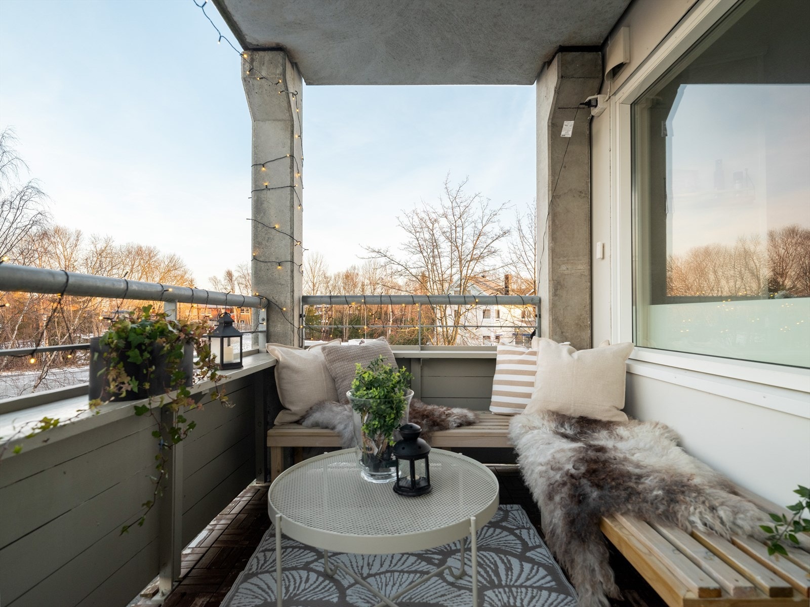 Balkongen er vestvendt og nyter gode solforhold utover ettermiddag og kveld. Galleribilde