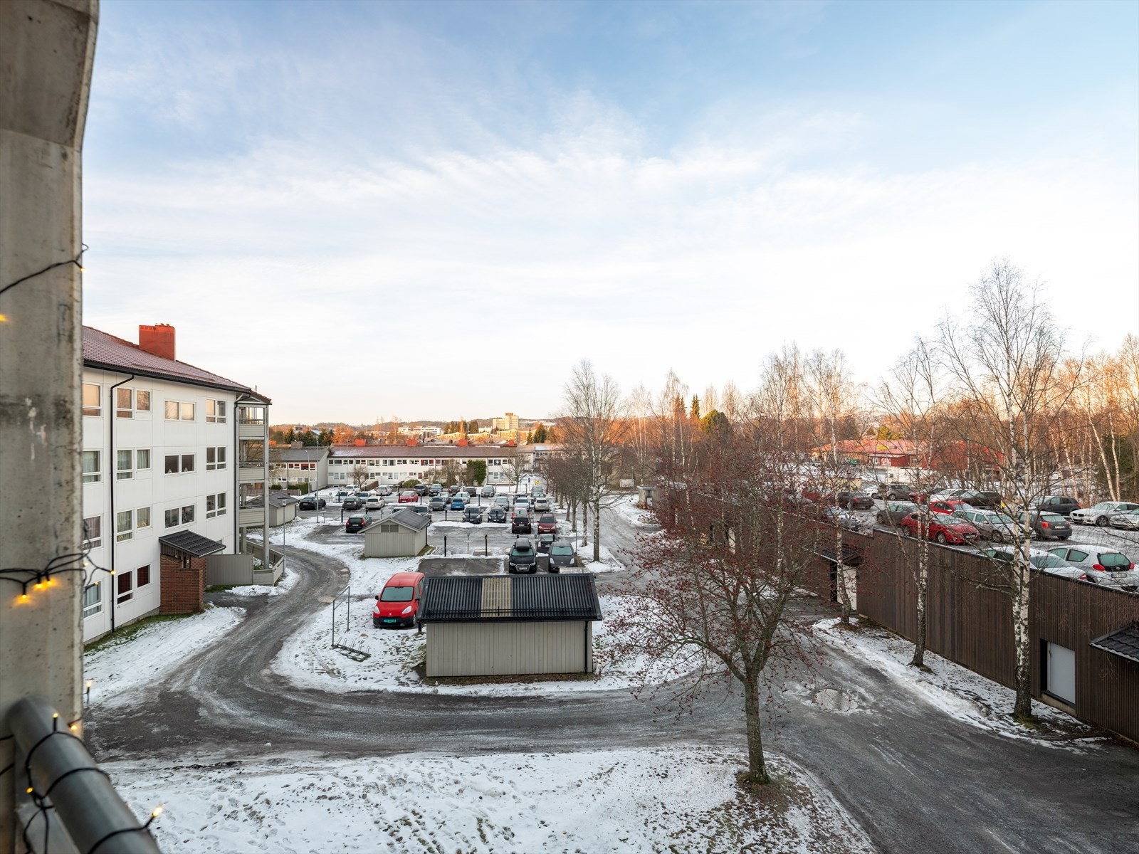 Leiligheten disponerer en fast parkeringsplass med elbil-lader. Har man behov for ytterligere med parkering er det tillatt å stille bil nr. to på gjesteparkeringen. Galleribilde