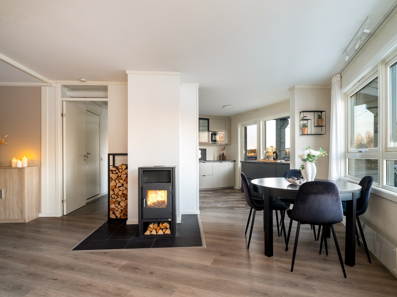 På de aller lengste vinterdagene er det kjekt å kunne fyre opp i peisen. Galleribilde