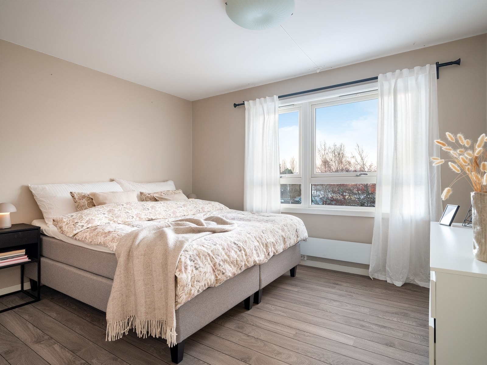 Herlig soverom på 13 m², godt utnyttet med skyvedørsgarderobe i dag. Galleribilde