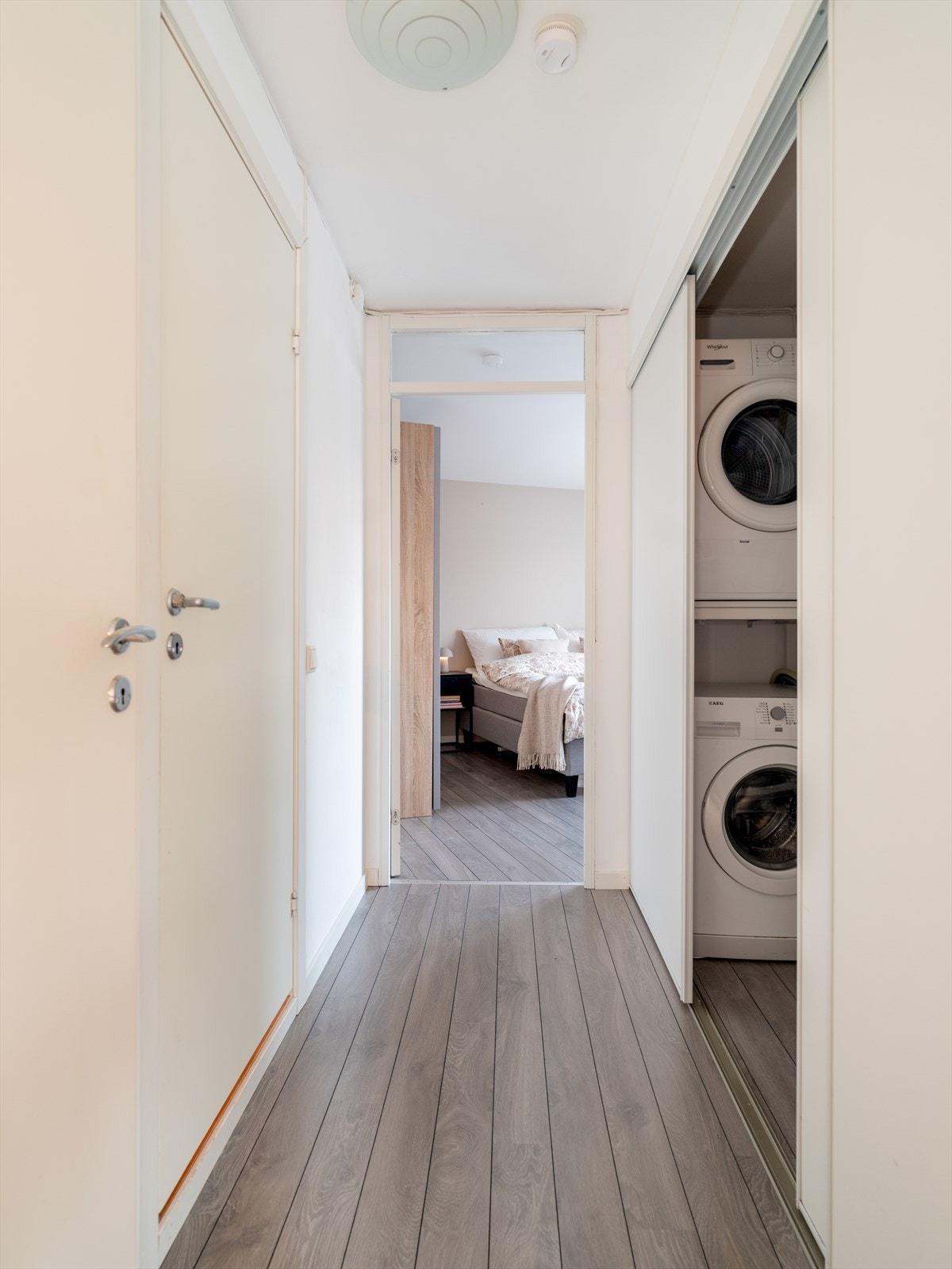 Praktisk løsning med skyvedører og opplegg for vaskemaskin/tørketrommel. Galleribilde