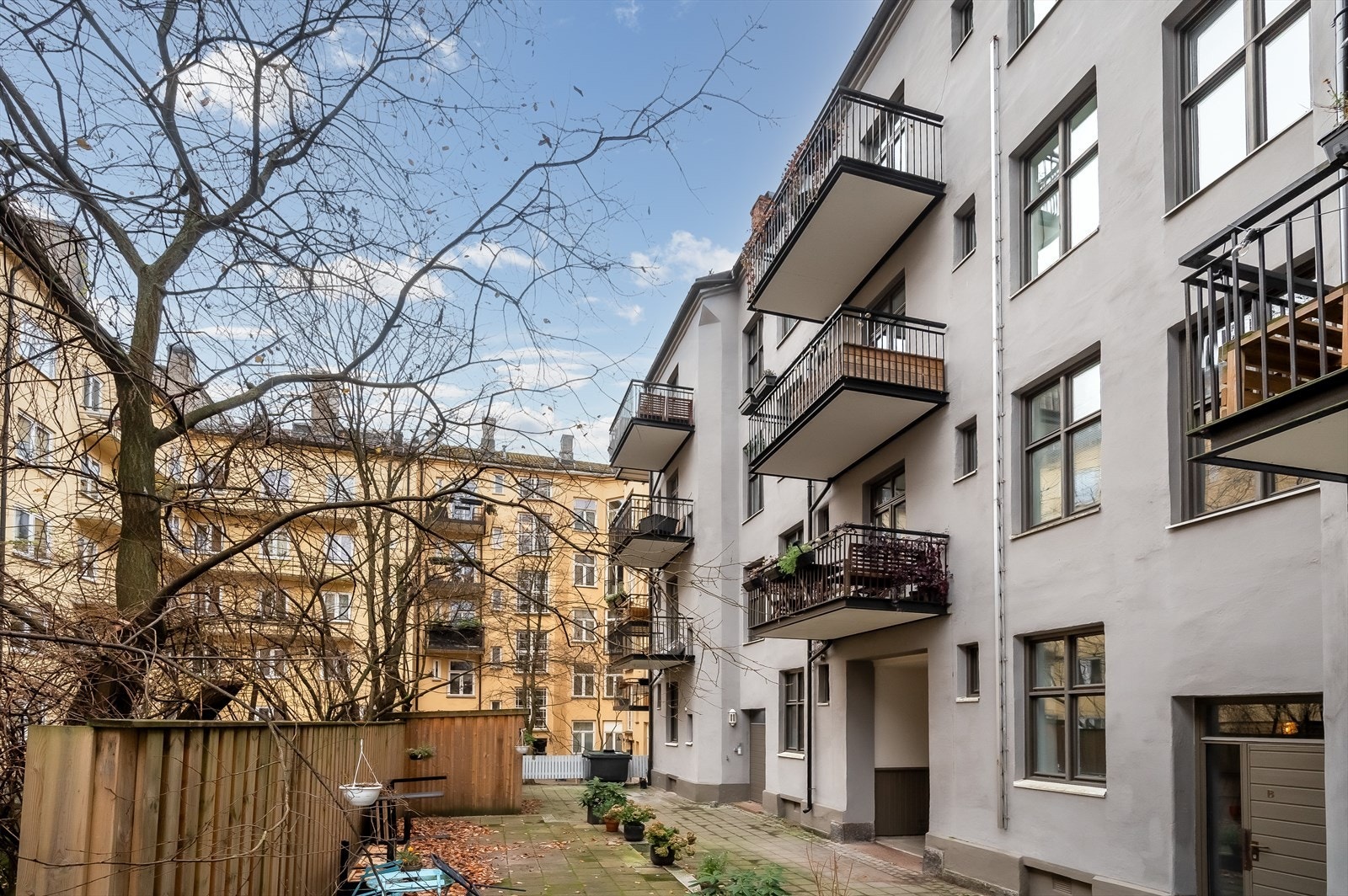 Fra balkongen har du fritt utsyn til felles gårdsrom med god avstand mellom leilighetene. Galleribilde