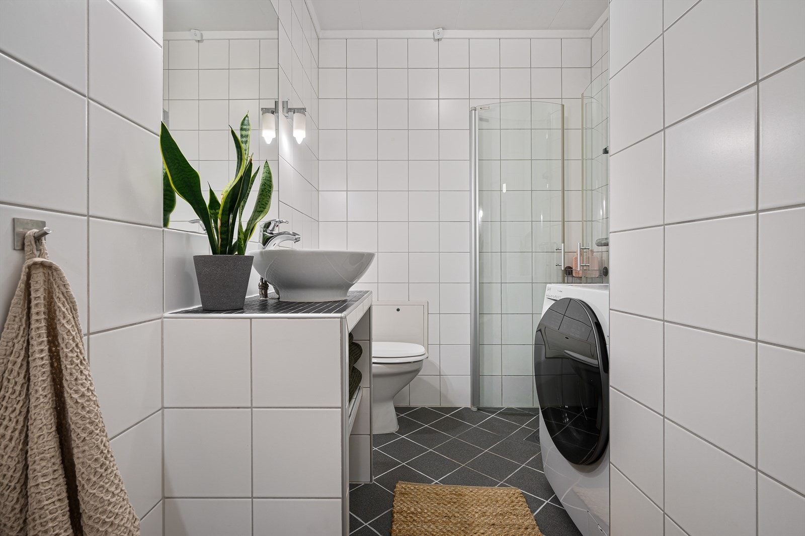 Pent flislagt fra 2007 med varmekabler i gulv. Galleribilde