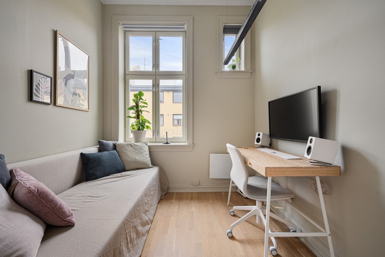 Begge soverommene vender ut mot rolig bakgård. Galleribilde